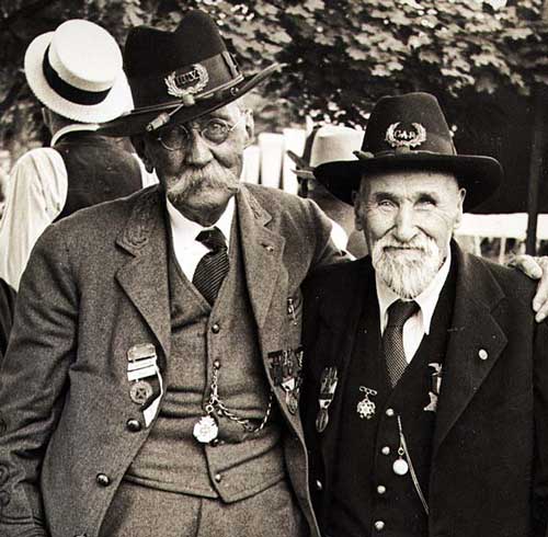 old confederate and union veterans arm and arm at gettysburg battle reunion 1938