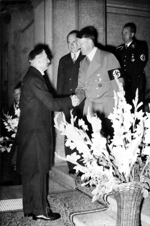 neville_chamberlain_greets_hitler_munich_1938_black_and_white_via servetolead.com