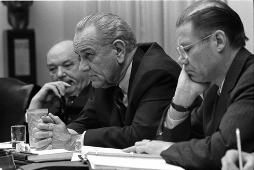 robert_mcnamara_lyndon_johnson_dean_rsuk_black_and_white_seated_cabinet_meeting_1968_via servetolead.com